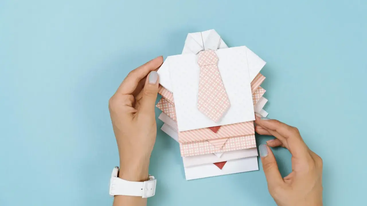 Stosik papierowych koszul z krawatami, idealny na prezent. Proste origami dla początkujących.
