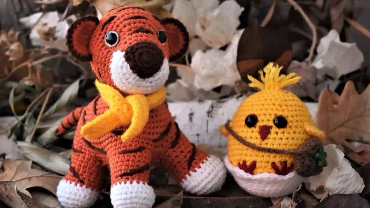 Urocze amigurumi: tygrys w żółtym szaliku i kurczaczek w skorupce. To właśnie amigurumi co to za sztuka!