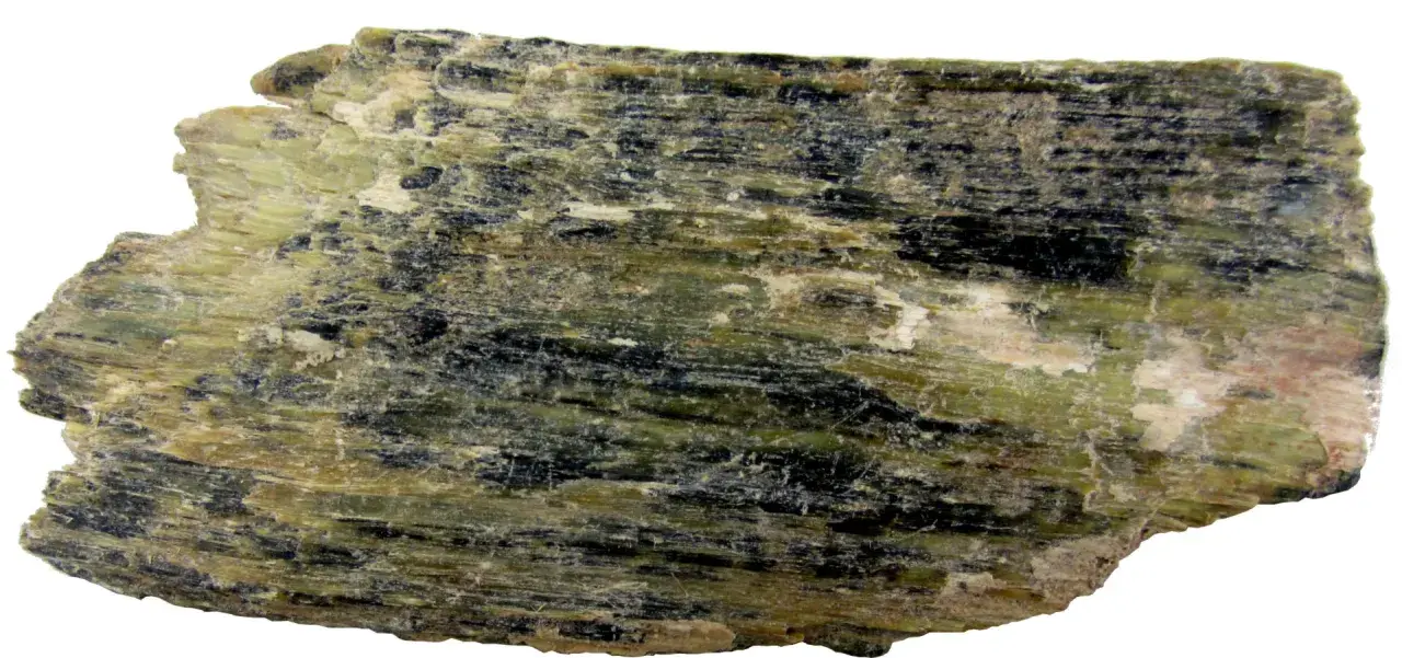 Szarozielony, włóknisty minerał z czarnymi wtrąceniami, przykład rzadkich minerałów.