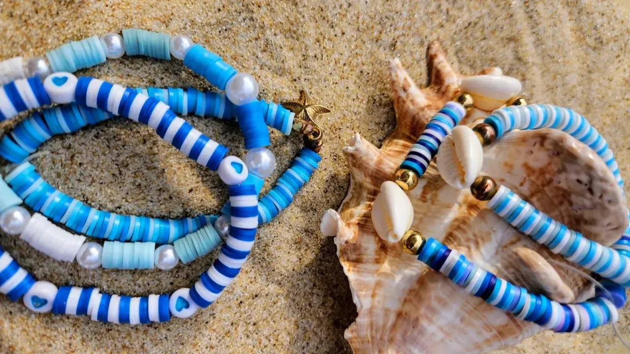 Letnie bransoletki z muszelek i koralików, idealne na plażę. Robienie bransoletek to świetna zabawa!