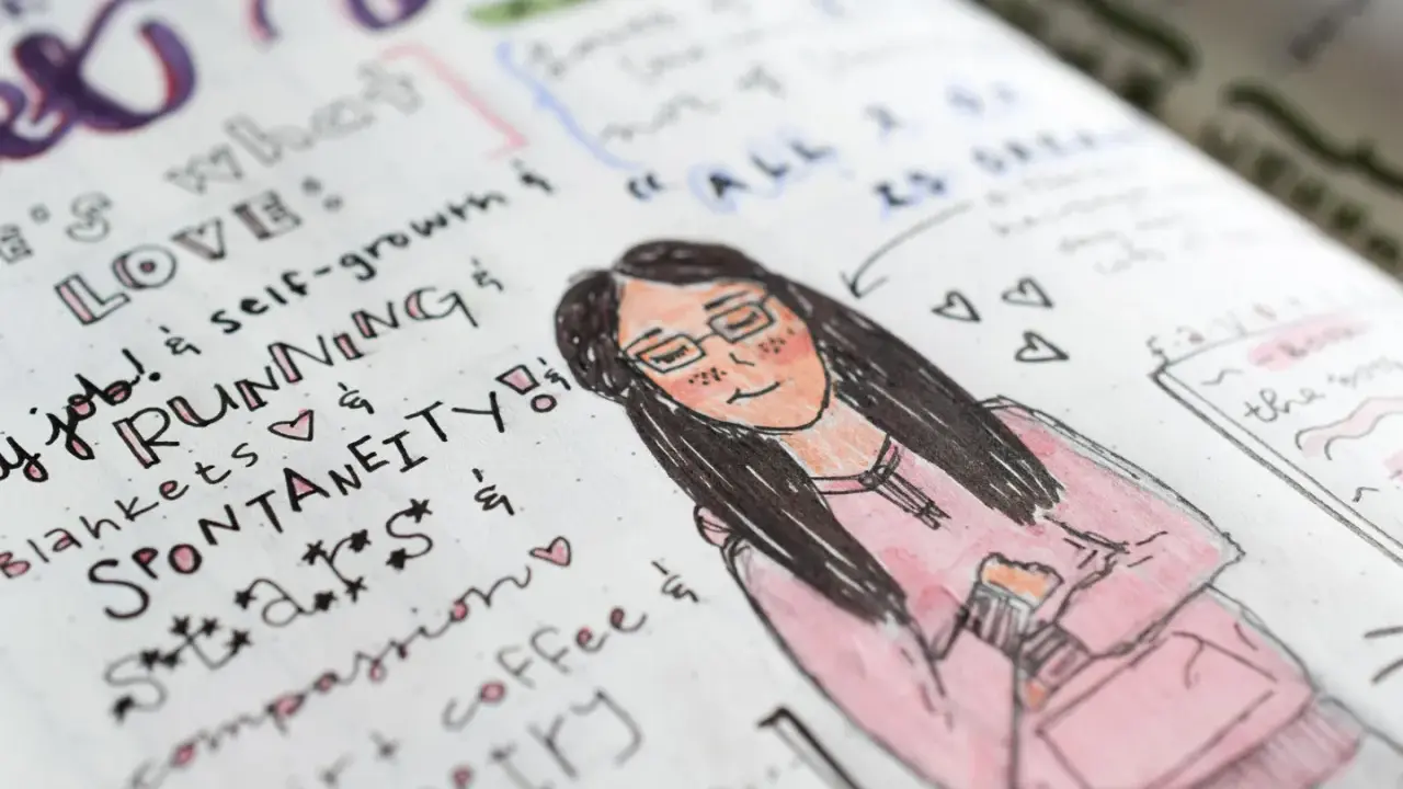 Zapiski w bullet journalu: co to jest? Rysunek dziewczyny, lista rzeczy do kochania: praca, bieganie, spontaniczność, kawa.