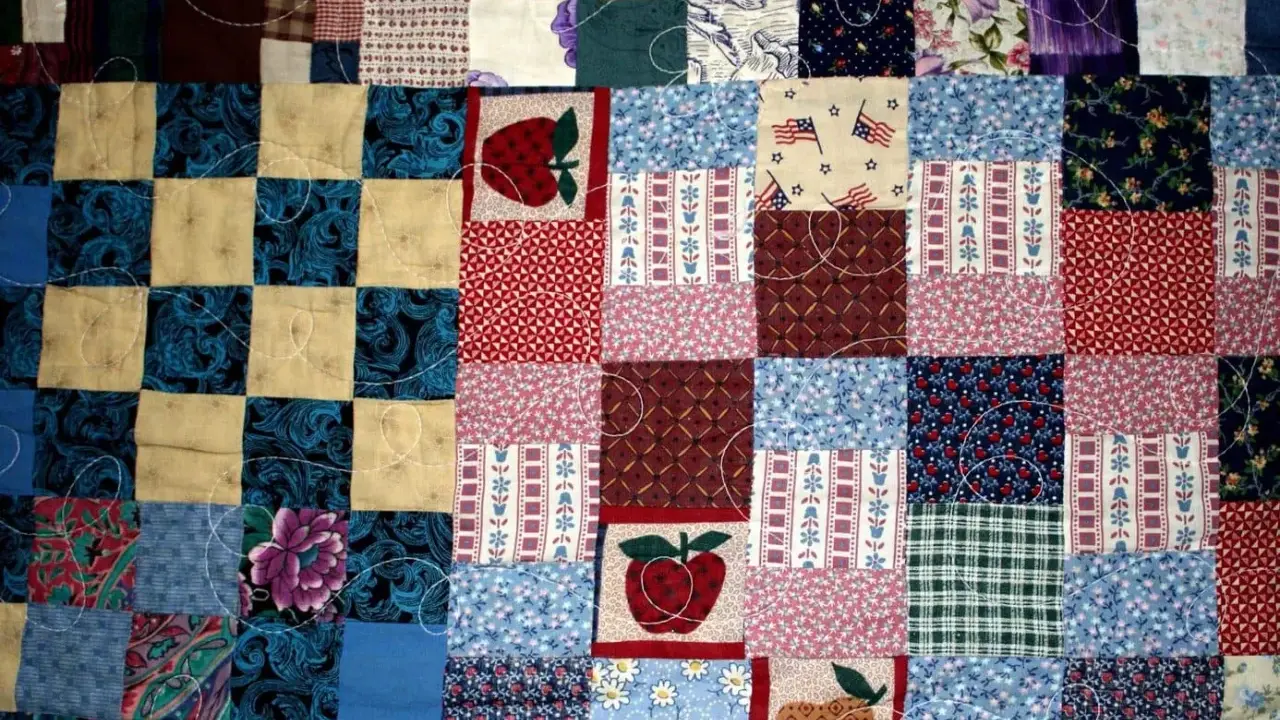 Kolorowy patchwork, czyli technika łączenia skrawków materiału, tworzy wzory z jabłkami, flagami USA i kwiatami.