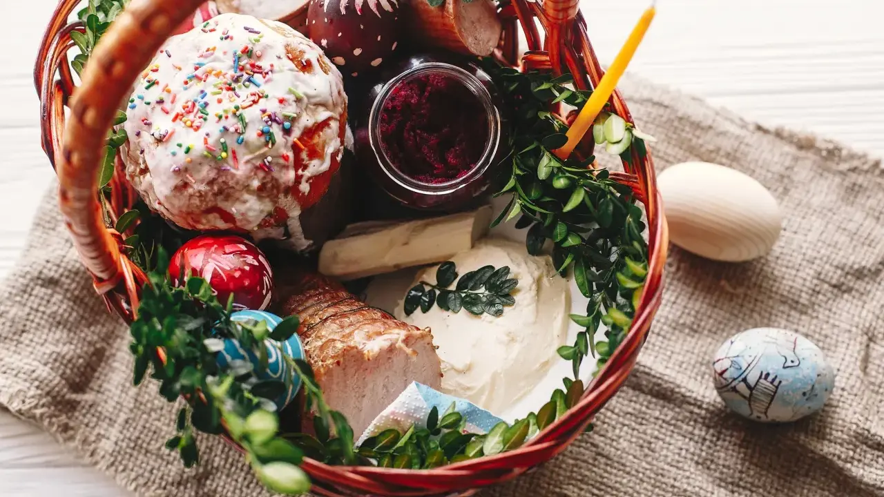 Koszyczek wielkanocny: chrzan, kiełbasa, jajka, babka i świeca. Idealny pomysł, jak zrobić koszyczek wielkanocny.