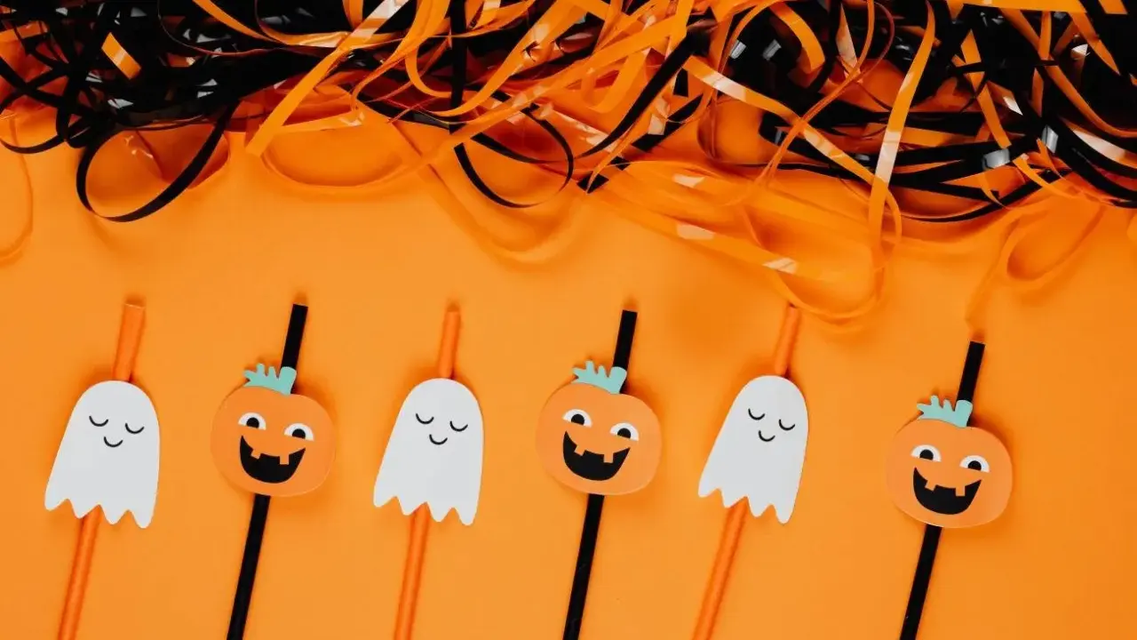 Słomki z dyniami i duchami – idealne, by pokazać, jak zrobić ozdoby na Halloween.