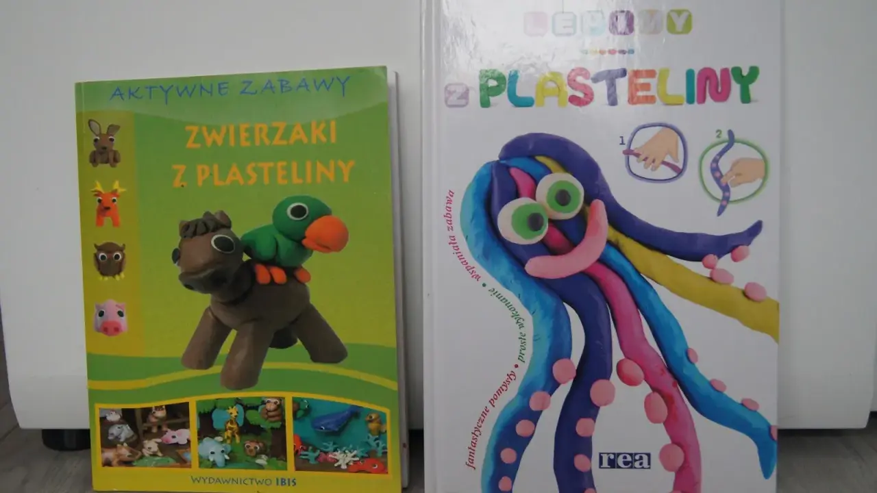 Dwie książki o tworzeniu zwierzątek i innych rzeczy z plasteliny. Jedna z nich przedstawia konika z ptaszkiem, druga zaś kolorową ośmiornicę.