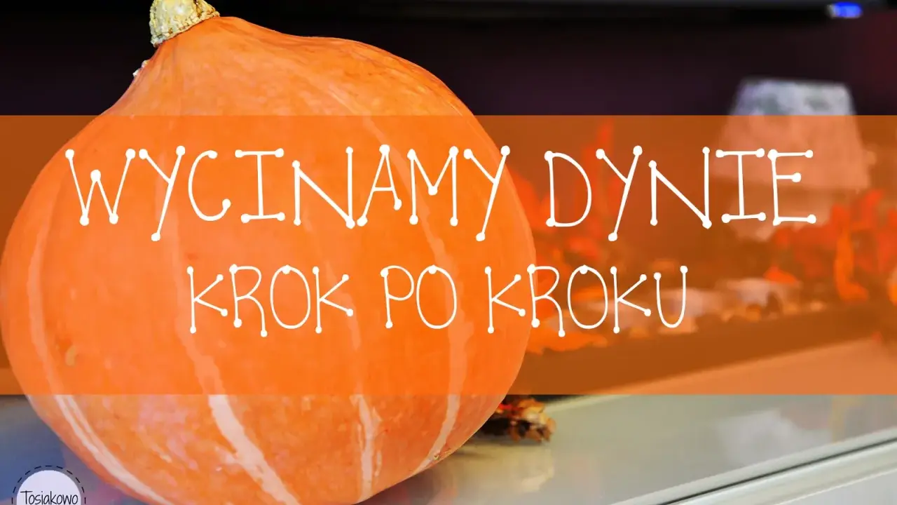 Pomarańczowa dynia gotowa do drążenia. Napis "WycinaMY dynie krok po kroku" zapowiada jesienne zabawy.