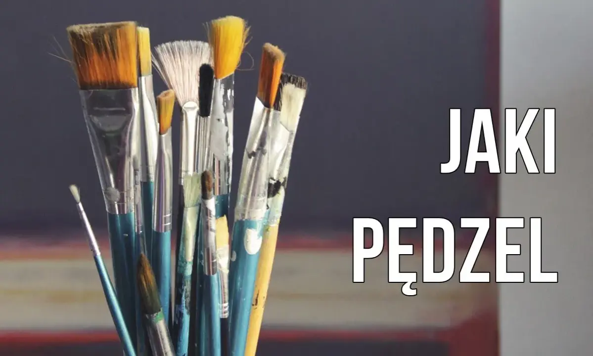 Pęk pędzli malarskich różnych rozmiarów i kształtów na ciemnym tle.
