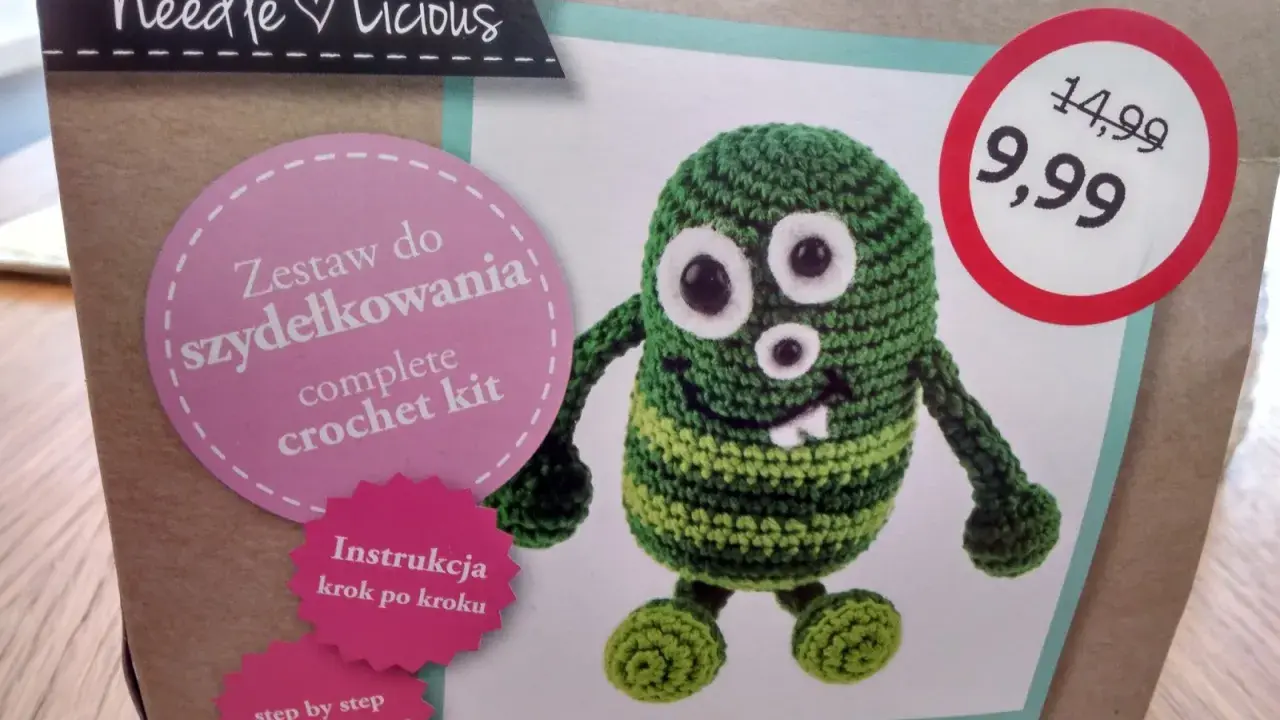 Zestaw do szydełkowania "Needlelicious" zawiera wszystko, co jest potrzebne do stworzenia własnego zielonego potworka.