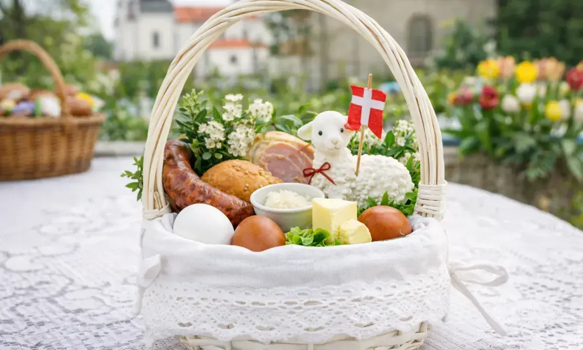 Biały koszyczek wielkanocny dla dziecka: jajka, kiełbasa, chleb, masło, baranek z flagą. Idealne co do koszyczka wielkanocnego dla dziecka.