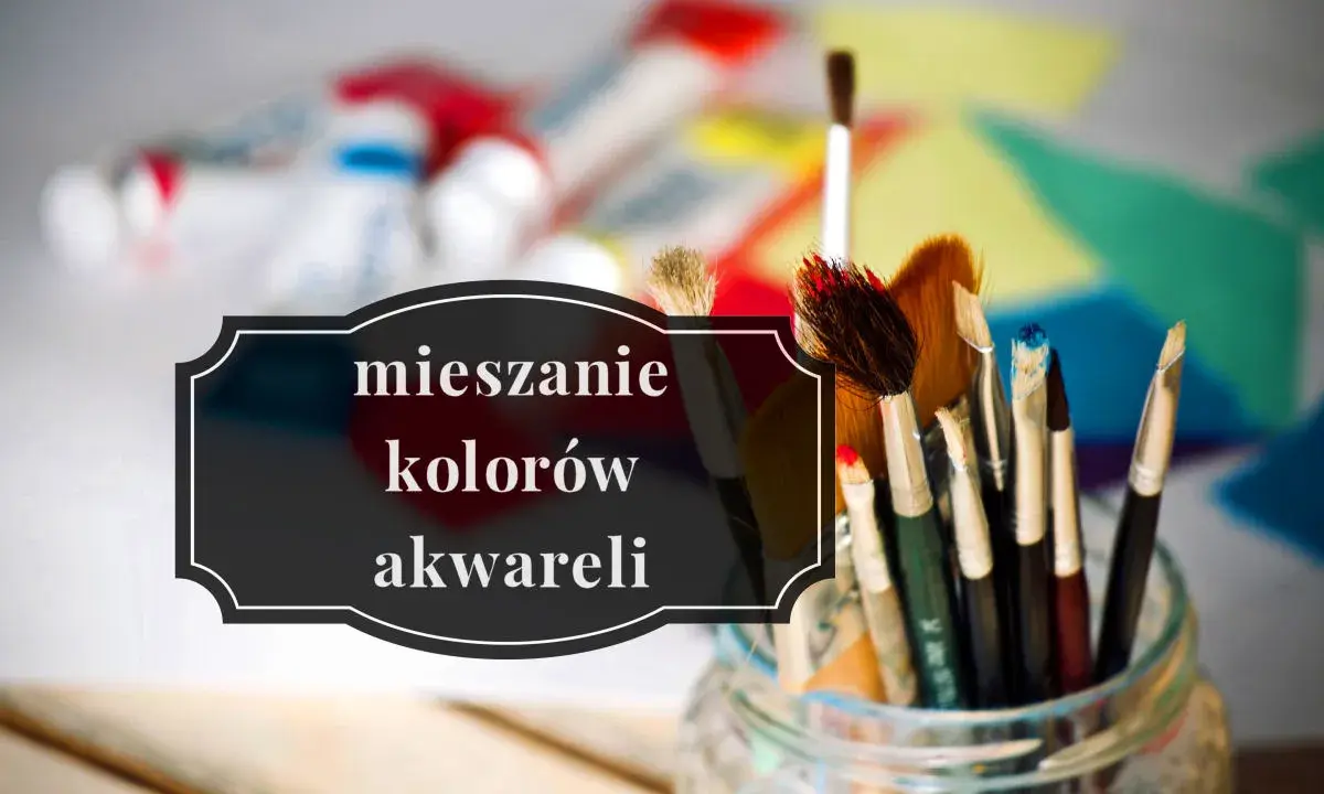 Pędzelki do malowania czekają na mieszanie kolorów akwareli. W tle tubki z farbami i kolorowe płótno.