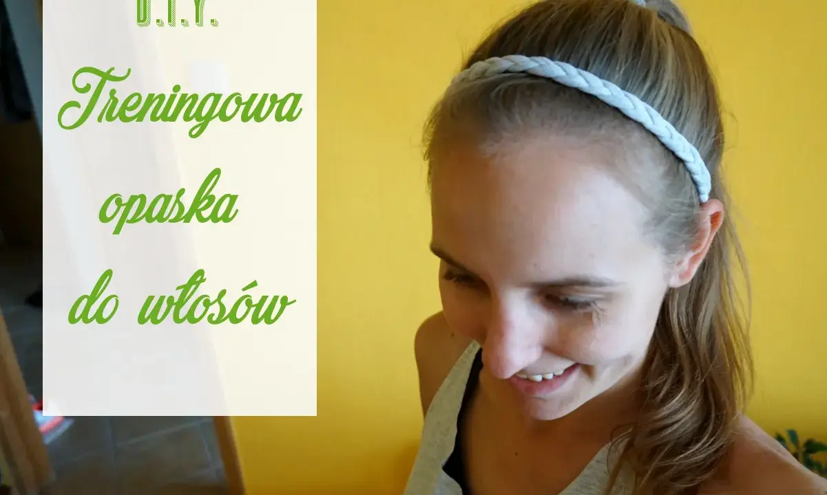 Jak zrobić opaskę na włosy? Uśmiechnięta dziewczyna prezentuje gotową, plecioną opaskę treningową.