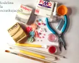 Zestaw do gotowania modeliny: gliny Sculpey i Fimo, ozdobne różyczki, koraliki, narzędzia do modelowania i pęseta.