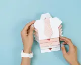 Stosik papierowych koszul z krawatami, idealny na prezent. Proste origami dla początkujących.