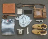 Skórzana torebka, pasek, portfel, telefon, aparat, chusta, okulary, buty i zegarek. To wszystko to galanteria, co to za zestaw?