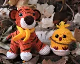 Urocze amigurumi: tygrys w żółtym szaliku i kurczaczek w skorupce. To właśnie amigurumi co to za sztuka!