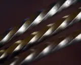 Sploty w odcieniach brązu i mosiądzu, tworzące spiralny wzór.