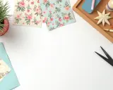 Materiały do decoupage krok po kroku: papiery z kwiatami, nożyczki, pędzel, klej i ozdobna gwiazdka.