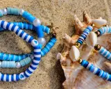 Letnie bransoletki z muszelek i koralików, idealne na plażę. Robienie bransoletek to świetna zabawa!