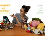 Kobieta prezentuje swoje urocze figurki z filcu, wykonane techniką filcowania na sucho. Wśród nich są zwierzątka i postacie.