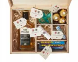 Drewniana skrzynka z zawartością: butelka whisky, smoczek, czekoladki, leki, pieniądze i losy. To idealny **niezbędnik małżeński co włożyć** na szczęście i przyszłość.