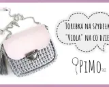 Szara torebka na szydełku z różową klapką i frędzlami. Wzory na torebki ze sznurka.