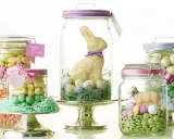 Słoiki z kolorowymi słodyczami i wielkanocnymi figurkami – urocze ozdoby wielkanocne diy.