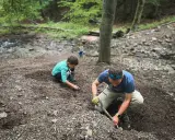Ojciec i syn kopią w ziemi, szukając skarbów. Może znajdą piękne agaty w Polsce, które są tak cenione.
