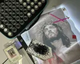 Zestaw do haftu diamentowego: płótno z wizerunkiem Jezusa, pojemniczki z diamencikami, tacka i pisaki. Jak zrobić haft diamentowy?