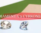 Dwa błyszczące kamienie, jeden przypominający diament, drugi cyrkonię, na tle napisu "DIAMENT VS CYRKONIA". Cyrkon właściwości są porównywane.