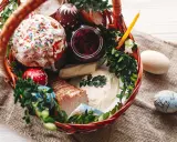 Koszyczek wielkanocny: chrzan, kiełbasa, jajka, babka i świeca. Idealny pomysł, jak zrobić koszyczek wielkanocny.