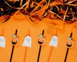Słomki z dyniami i duchami – idealne, by pokazać, jak zrobić ozdoby na Halloween.