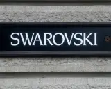 Tablica z napisem SWAROVSKI, symbolizująca luksus i precyzję, przypomina o austriackich korzeniach marki.