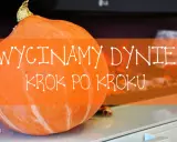 Pomarańczowa dynia gotowa do drążenia. Napis "WycinaMY dynie krok po kroku" zapowiada jesienne zabawy.