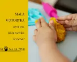 Dziecko bawi się masą plastyczną, rozwijając motorykę małą. Zabawy paluszkami to świetne ćwiczenia.