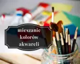 Pędzelki do malowania czekają na mieszanie kolorów akwareli. W tle tubki z farbami i kolorowe płótno.