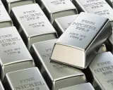 Sztabki czystego niklu, każdy o wadze 1000 g. Materiał ten, choć nie jest bezpośrednio stalą chirurgiczną, jest jej ważnym składnikiem.