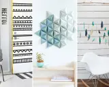 Inspirujące pomysły na rękodzieło w domu: ozdobione drzwi, geometryczna dekoracja ścienna i piórkowa girlanda.