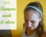 Jak zrobić opaskę na włosy? Uśmiechnięta dziewczyna prezentuje gotową, plecioną opaskę treningową.