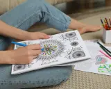 Osoba koloruje mandale, co jest relaksującym hobby. Nie ma dowodów, że mandale są szkodliwe.