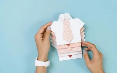 Stosik papierowych koszul z krawatami, idealny na prezent. Proste origami dla początkujących.