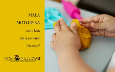 Dziecko bawi się masą plastyczną, rozwijając motorykę małą. Zabawy paluszkami to świetne ćwiczenia.