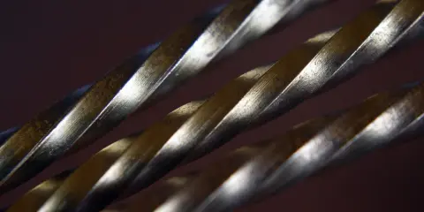Sploty w odcieniach brązu i mosiądzu, tworzące spiralny wzór.