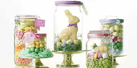 Słoiki z kolorowymi słodyczami i wielkanocnymi figurkami – urocze ozdoby wielkanocne diy.