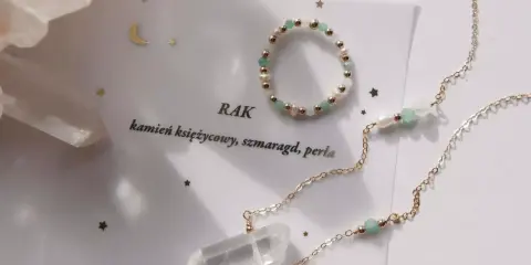 Delikatna biżuteria z kamieniami dla Raka: kryształ górski, szmaragd i perła. Gwiazdki i księżyc dodają magii.
