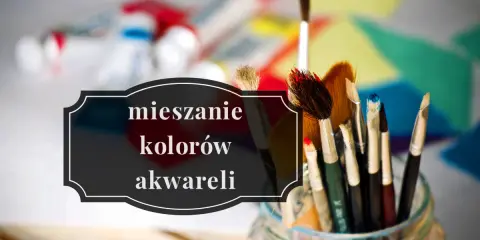 Pędzelki do malowania czekają na mieszanie kolorów akwareli. W tle tubki z farbami i kolorowe płótno.