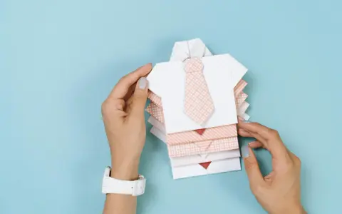 Stosik papierowych koszul z krawatami, idealny na prezent. Proste origami dla początkujących.