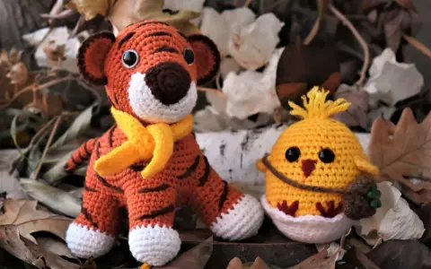Urocze amigurumi: tygrys w żółtym szaliku i kurczaczek w skorupce. To właśnie amigurumi co to za sztuka!
