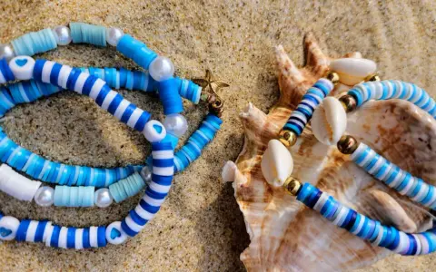 Letnie bransoletki z muszelek i koralików, idealne na plażę. Robienie bransoletek to świetna zabawa!