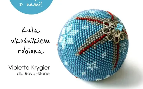 Piękna kula z koralików, ozdobiona srebrnym kwiatkiem. Wzory na bombki z koralików mogą być tak zachwycające!