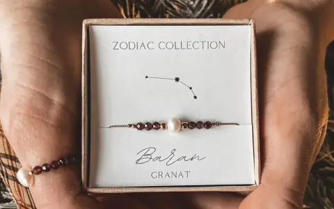 Bransoletka z granatów i perłą, symbolizująca znak zodiaku Baran. Kamień ten dodaje energii i odwagi.